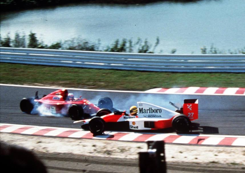 1990, ancora Suzuka: la guerra Senna-Prost continua anche dopo il divorzio del francese dalla McLaren e il suo passaggio alla Ferrari. Qui il brasiliano lo sperona al via, vincendo il titolo:  la vendetta della stagione precedente. Omega 